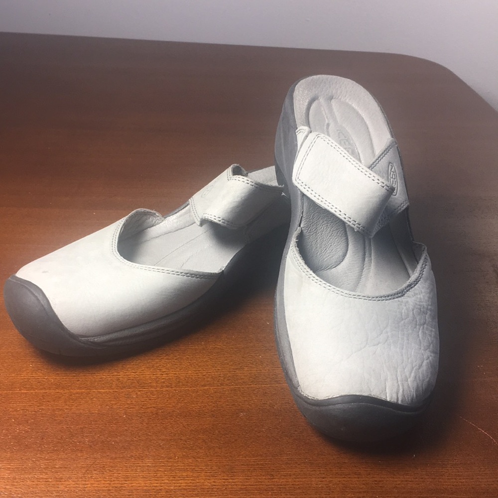 Keen women’s shoes The shoes are light grey.